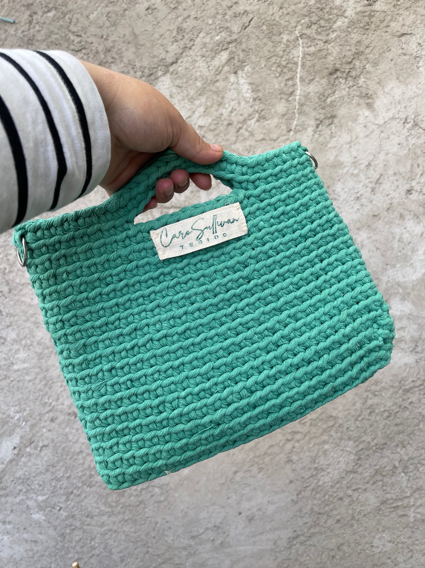 Bolso a crochet con hilaza macramé