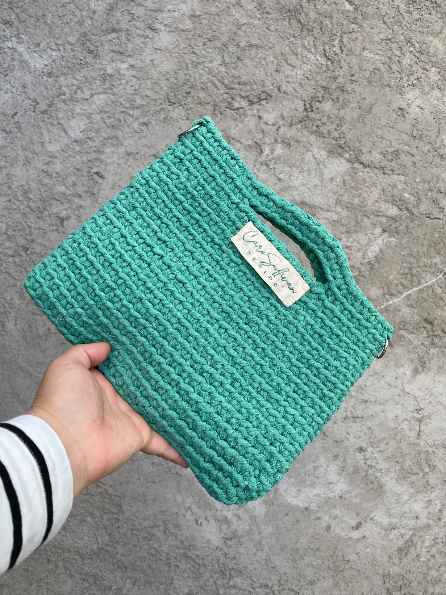 Bolso a crochet con hilaza macramé