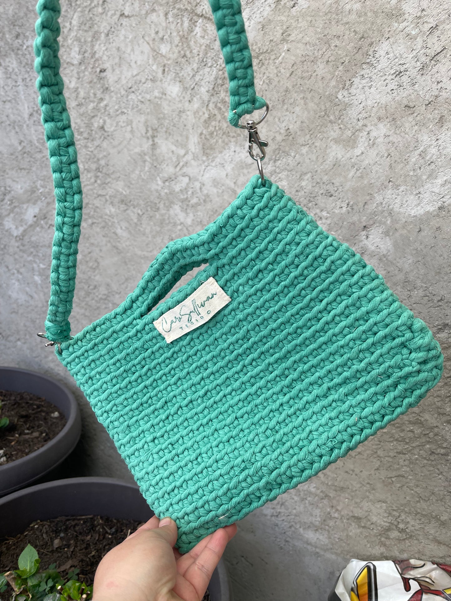 Bolso a crochet con hilaza macramé