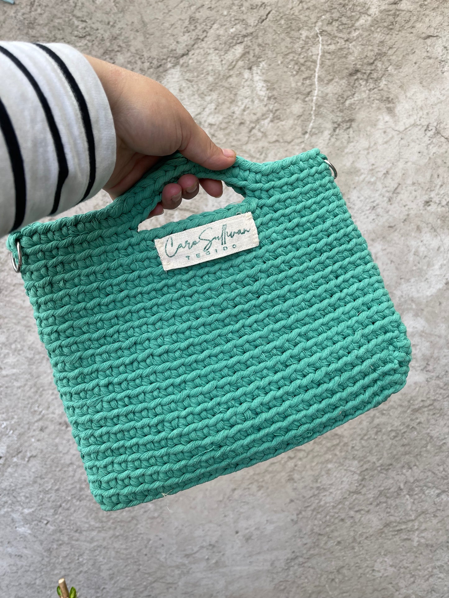 Bolso a crochet con hilaza macramé