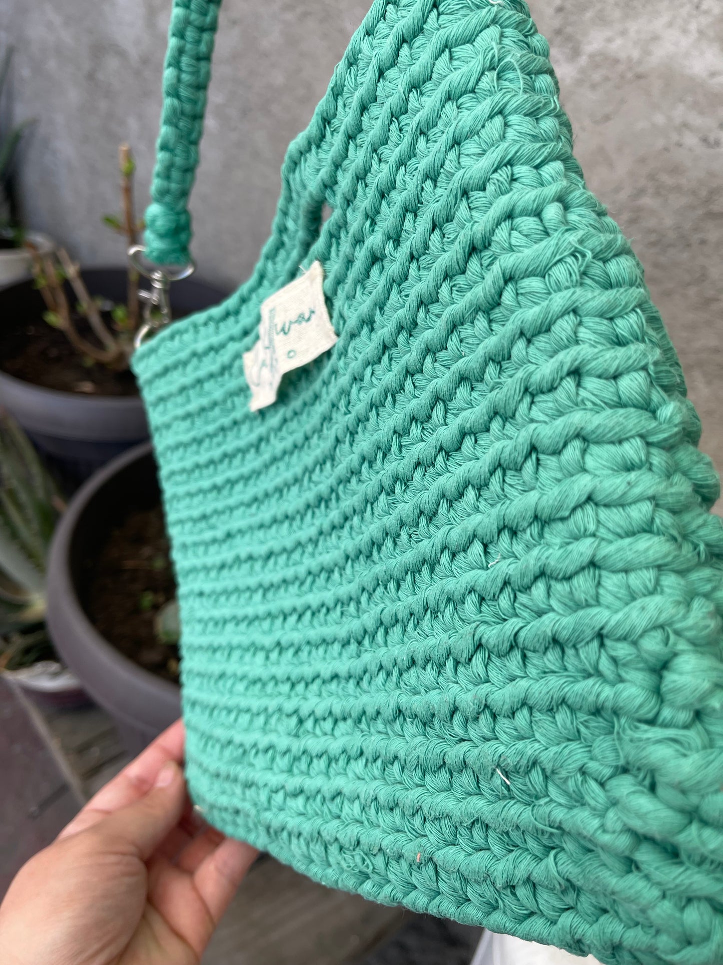 Bolso a crochet con hilaza macramé